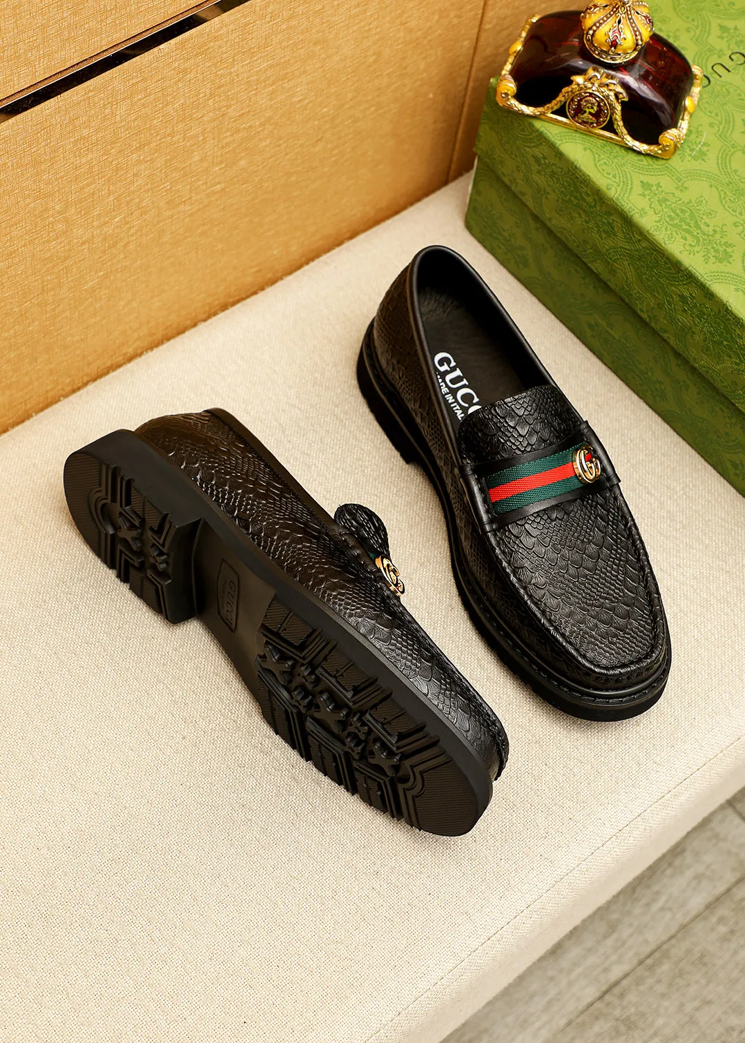 Men's shoes 💰520 💐 Product trademark: GUCCI "Gucci" casual leather shoes Regular size: 38-44 (45.46🉑️customized) Product materials: Selected imported first-layer calfskin embossed upper + classic hardware buckle, imported water-dyed cow leather lining. Strong three-dimensional visual effect, original outsole color: 1⃣️color optional